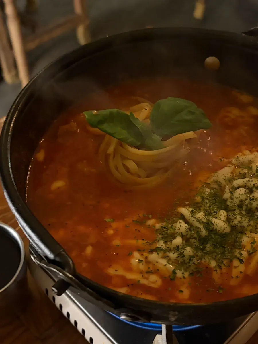 토마토 스튜와 파스타 면이 담긴 토메이로