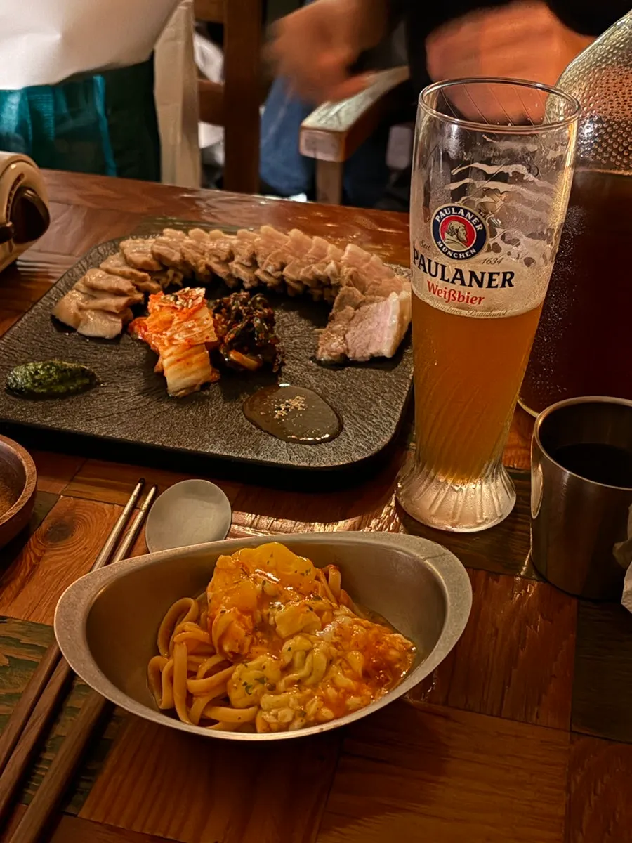 수육과 김치, 파김치, 바질페스토 구성
