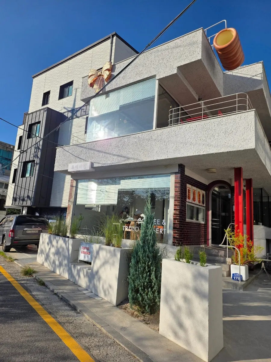 Exterior of Uisagye café near Uicheon
