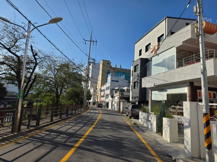 Around the entrance of Uisagye café