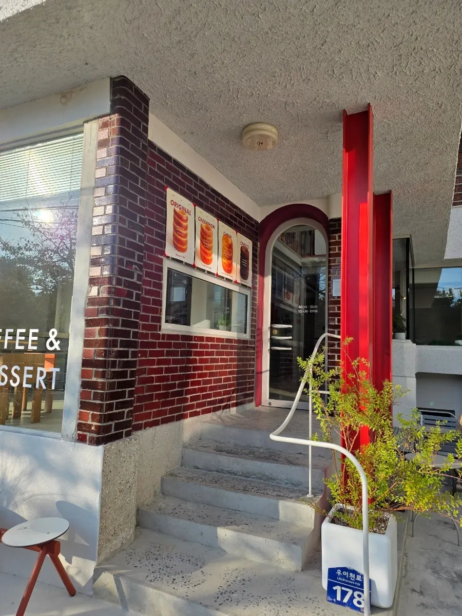 Café entrance with a red pillar