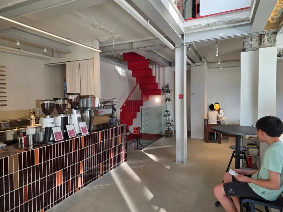 Uisagye first floor and red staircase