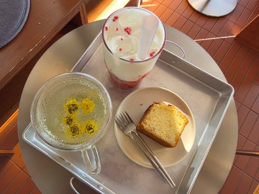 Chrysanthemum petal tea, drinks, and dessert