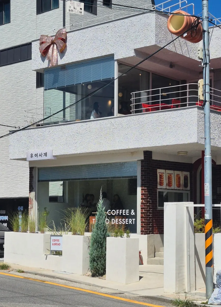 Uisagye exterior with ribbon decoration