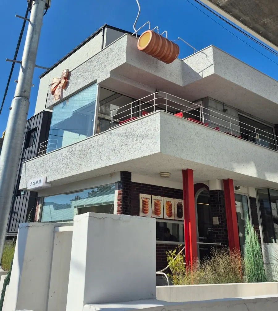 Café with red brick and white exterior walls