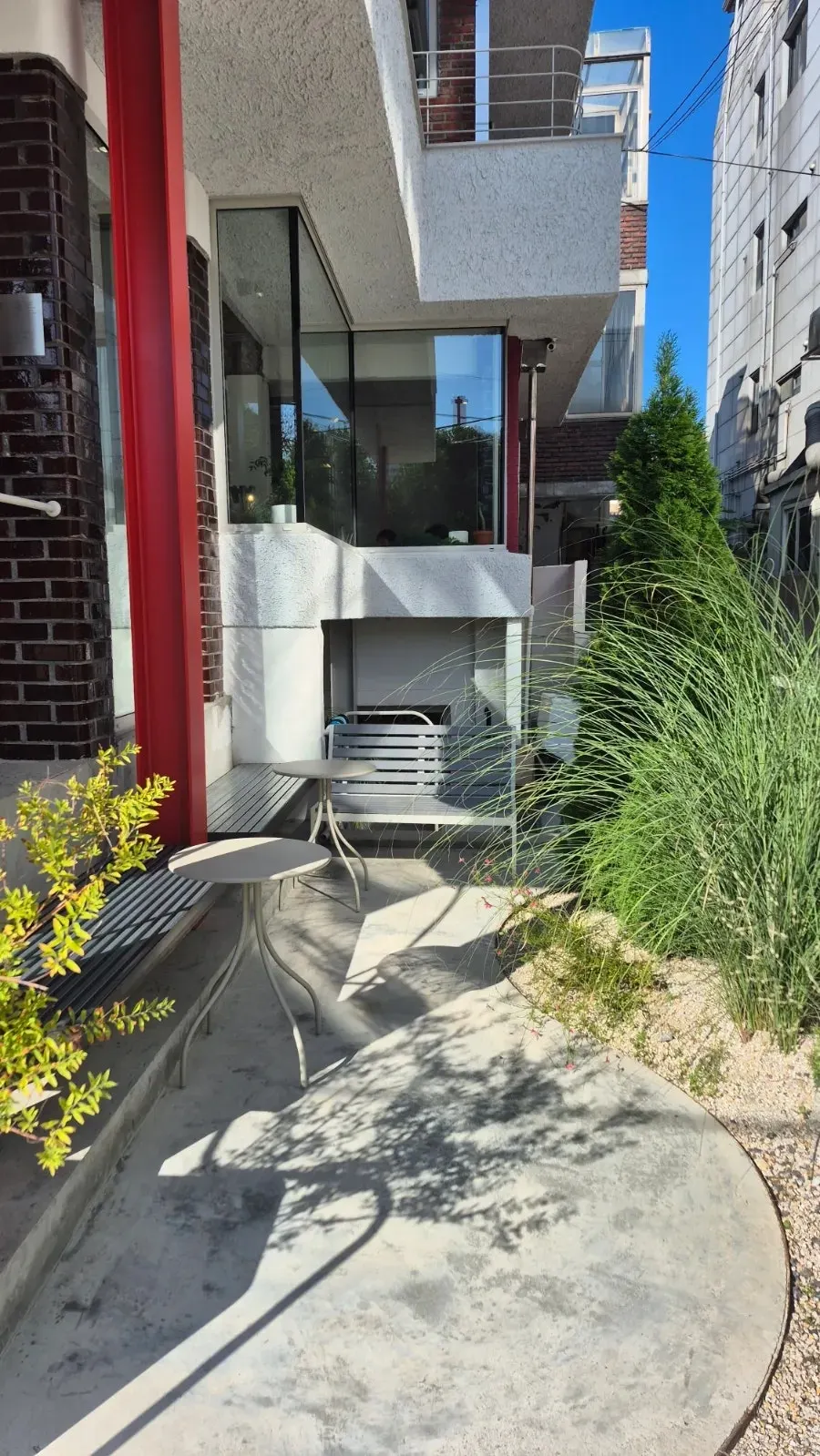 Uisagye exterior surrounded by green plants