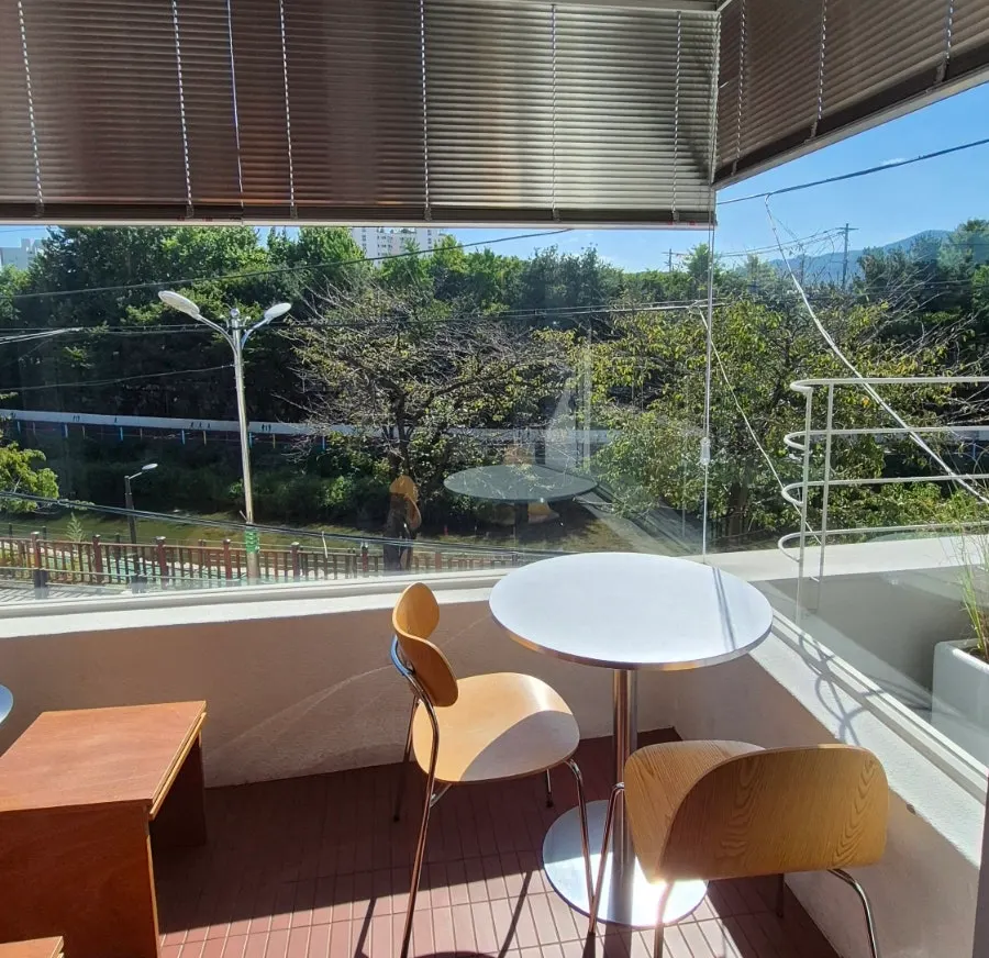 Outdoor terrace with red chairs