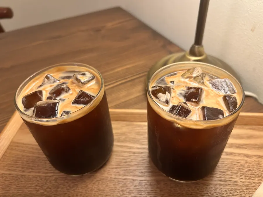 Iced Americano paired with dessert