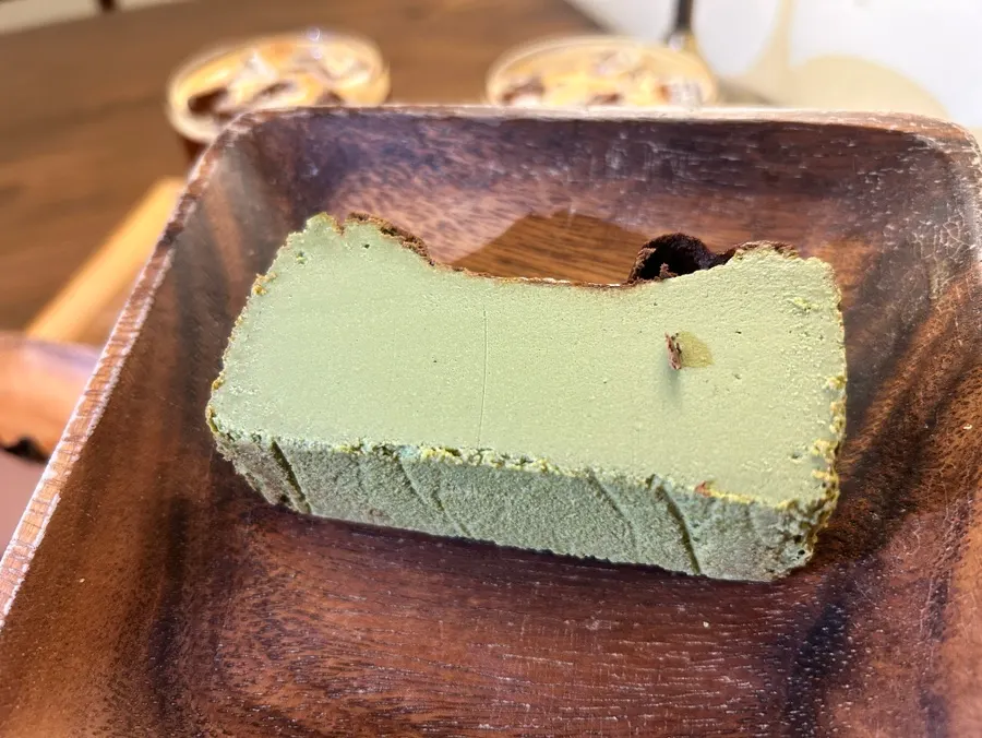 Basque cheesecake with matcha aroma