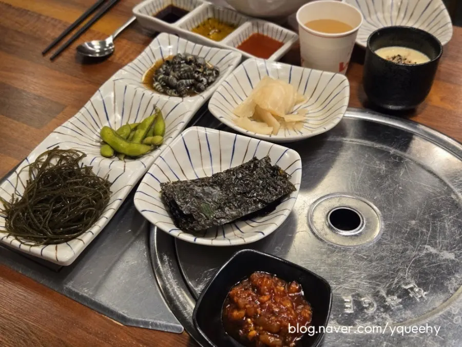 톳나물 김 백김치 콘치즈 기본 찬 상차림
