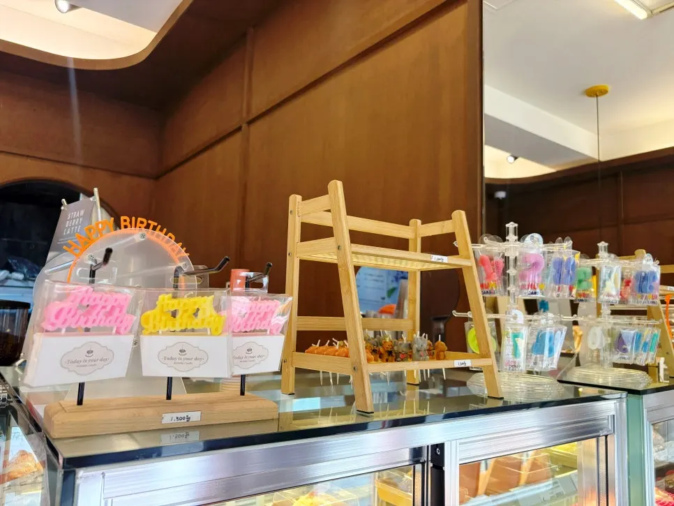 Bakery interior display case with customers