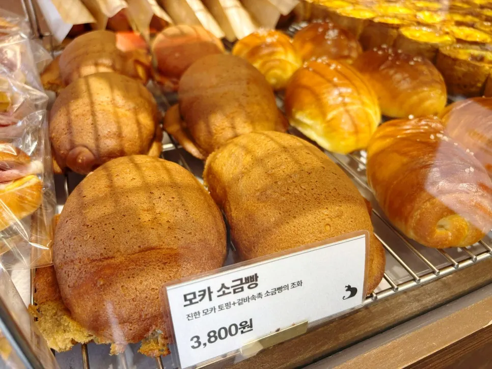 Display shelf with financiers arranged by type