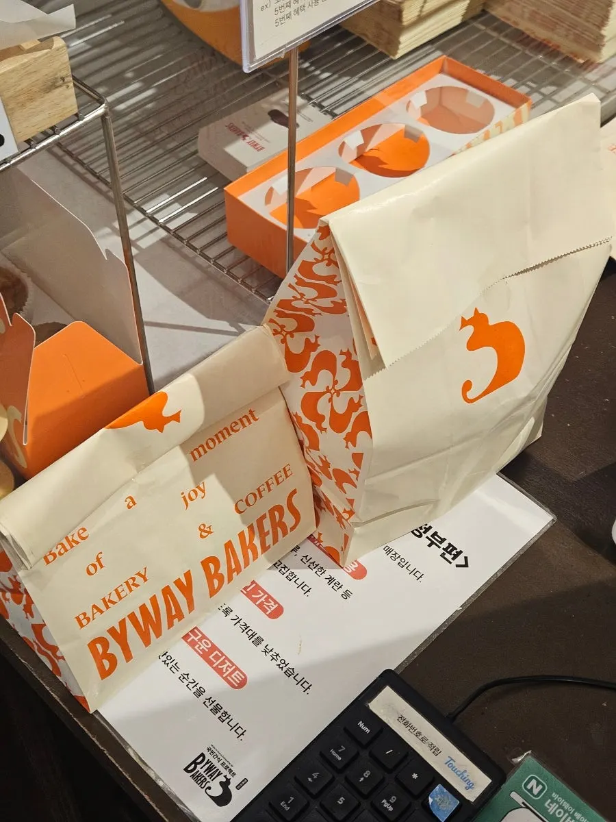 고른 소금빵과 타르트 세 가지