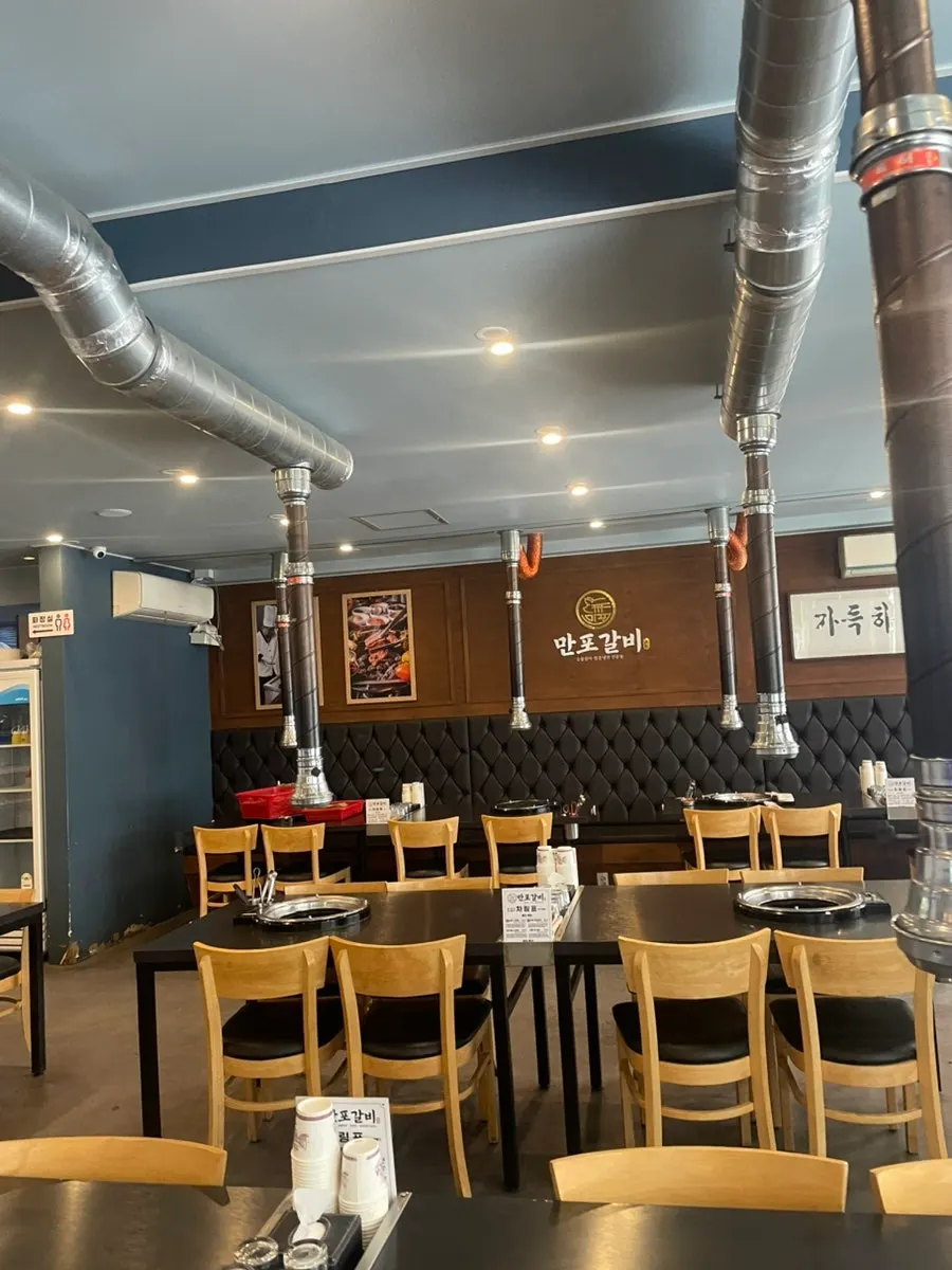 Clean-looking seating area at Manpo Galbi