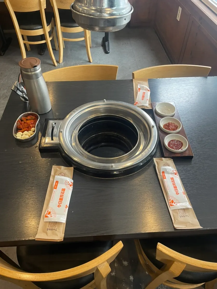 Pre-set table at Manpo Galbi