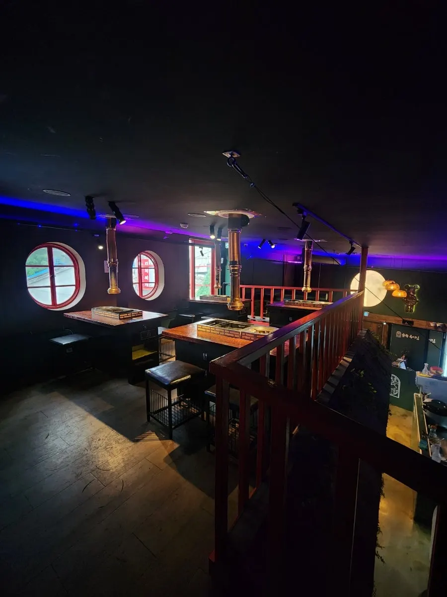 Second-floor tables at Supsok Oki Jip