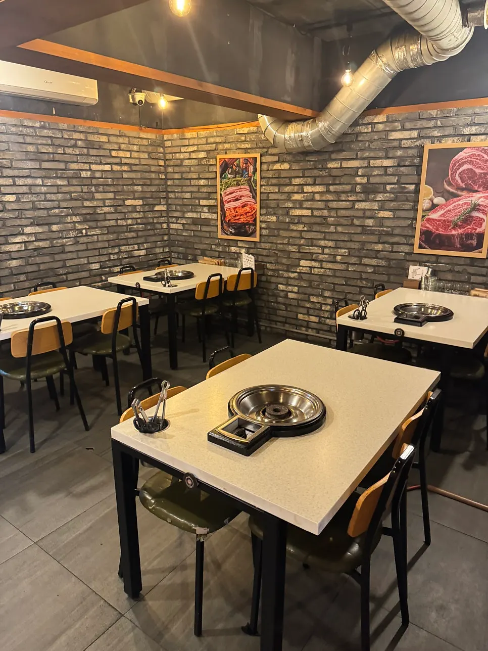 Eksterior restoran daging beserta papan namanya
