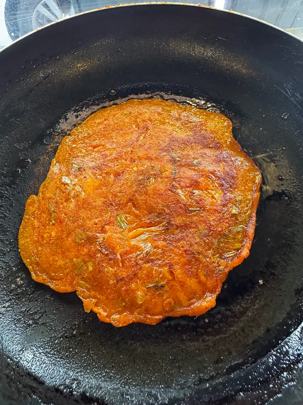 Jeon minari kimchi yang sedang matang di atas panggangan