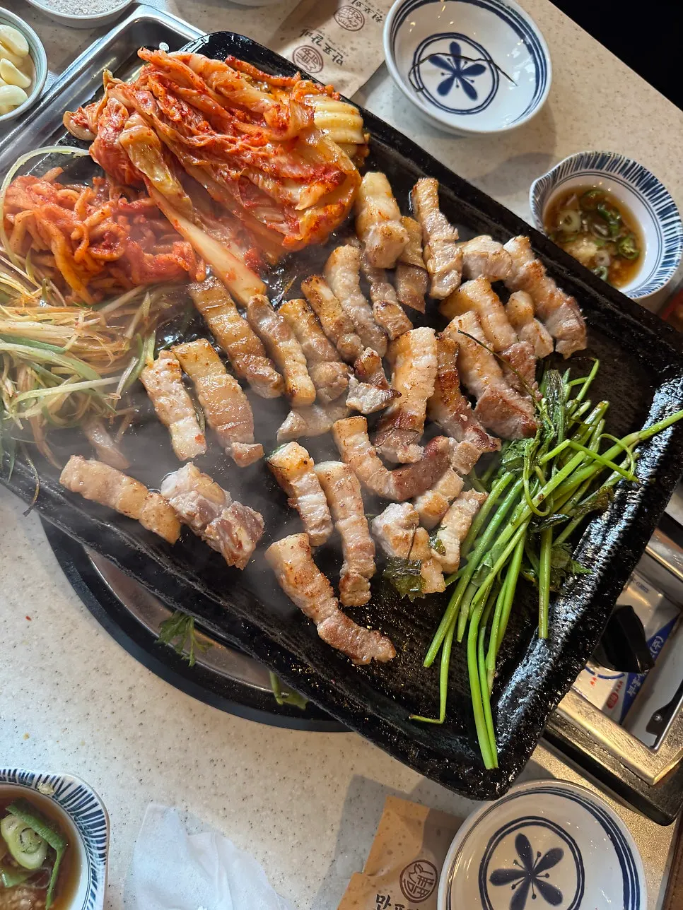 Pork belly (samgyeopsal) yang sedang matang di panggangan