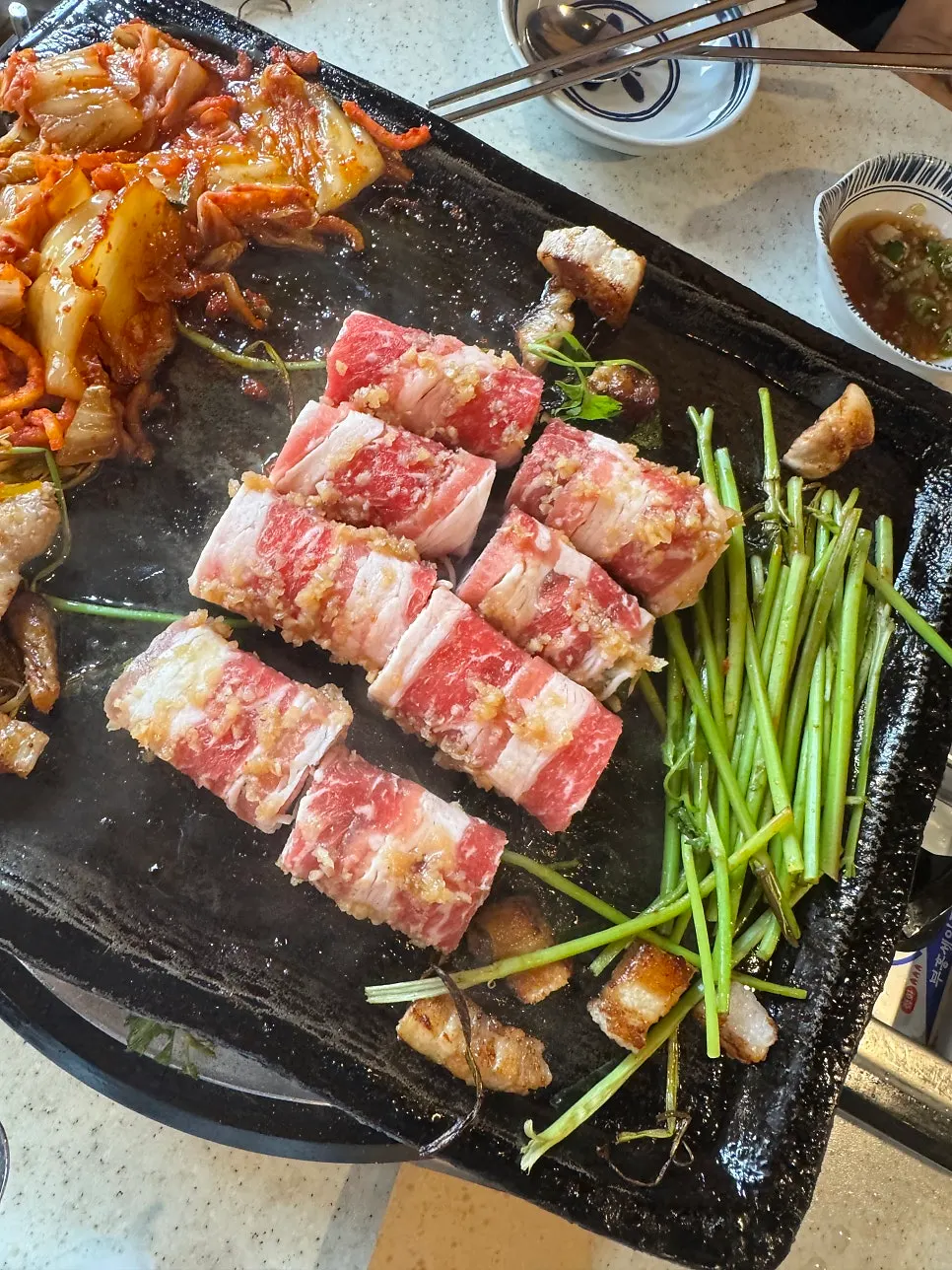 Samgyeopsal yang disantap bersama minari