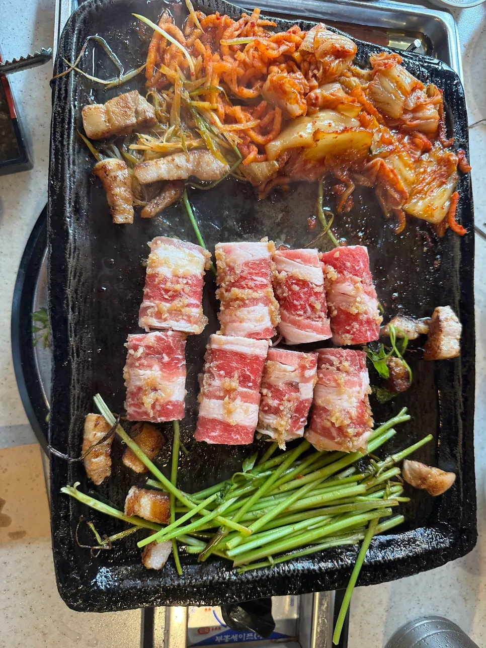 Beef roll yang diletakkan di atas panggangan