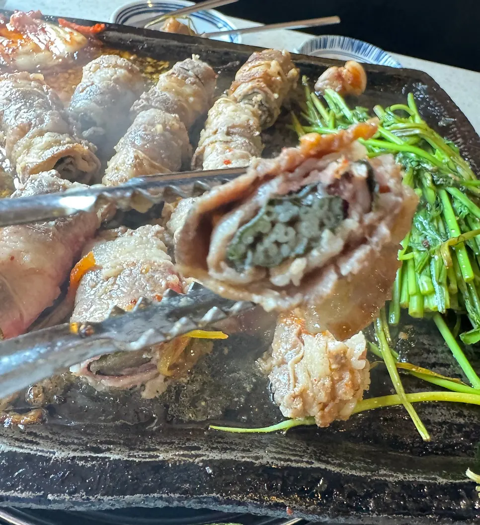 Beef roll yang sedang matang dengan bunyi menggoda