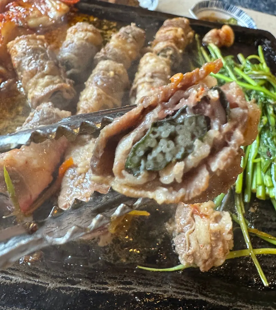 Potongan melintang beef roll dengan isian yang padat