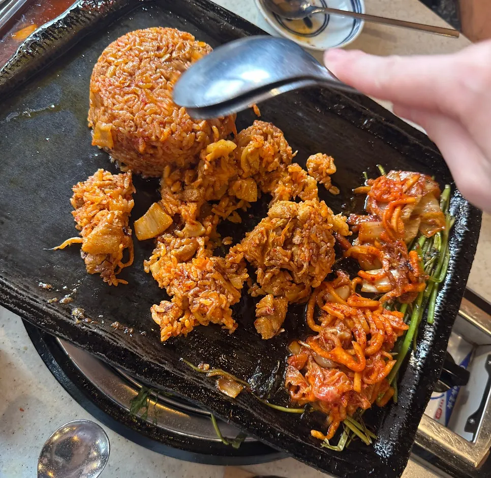 Beef roll yang dicelupkan ke saus