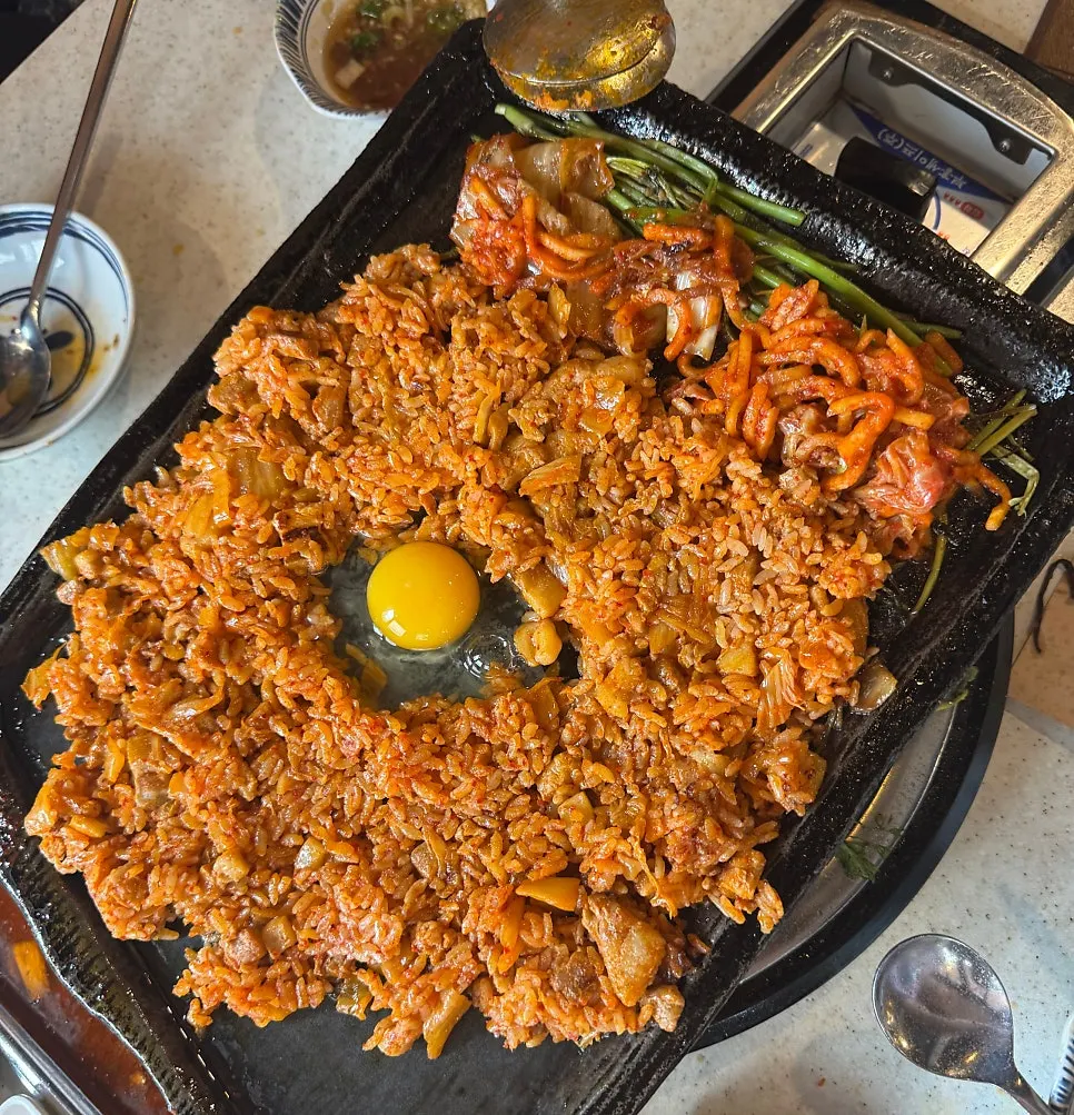 Susunan meja dengan daging dan banchan