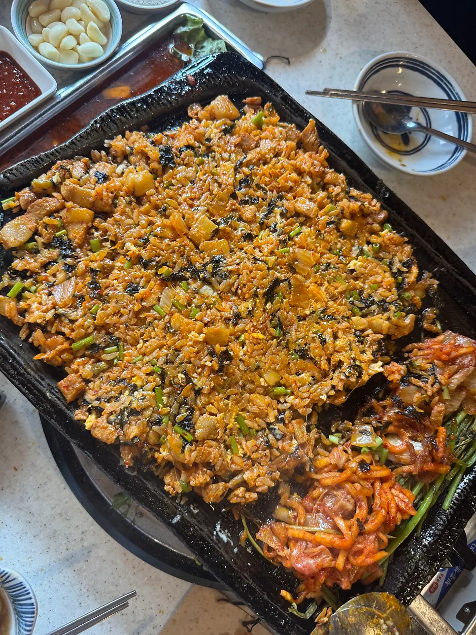 Nasi goreng yang ditaburi gimjaru dan bubuk keju secara terpisah