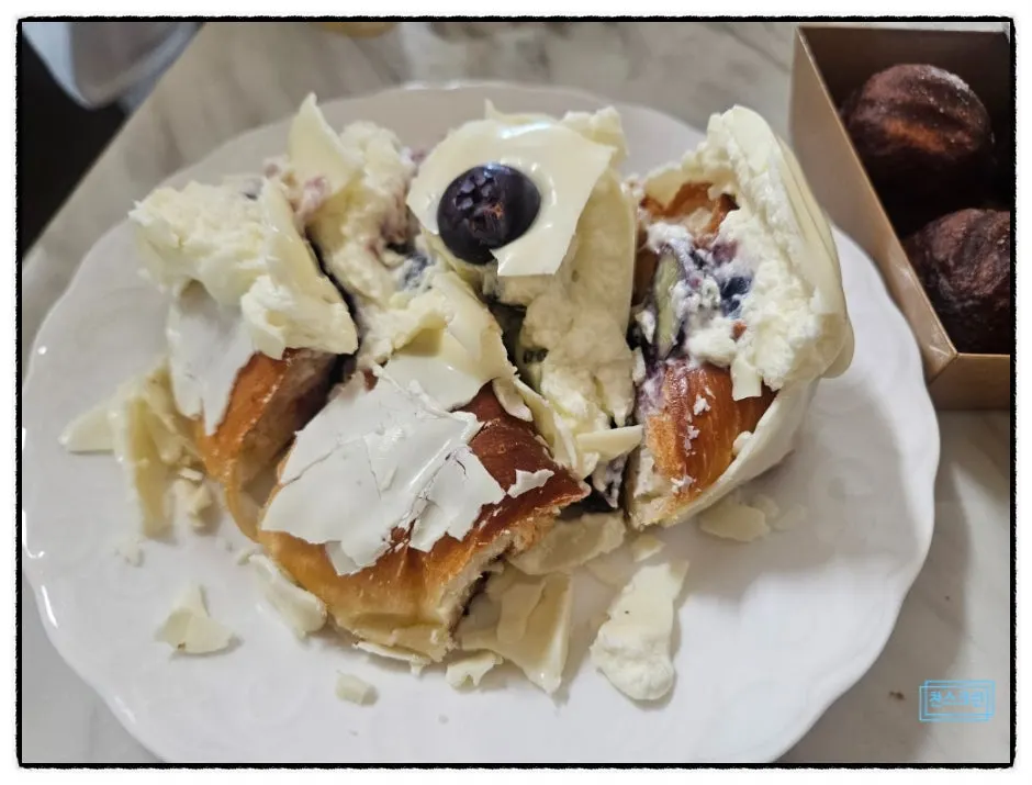 Salt bread with cream and fruit toppings