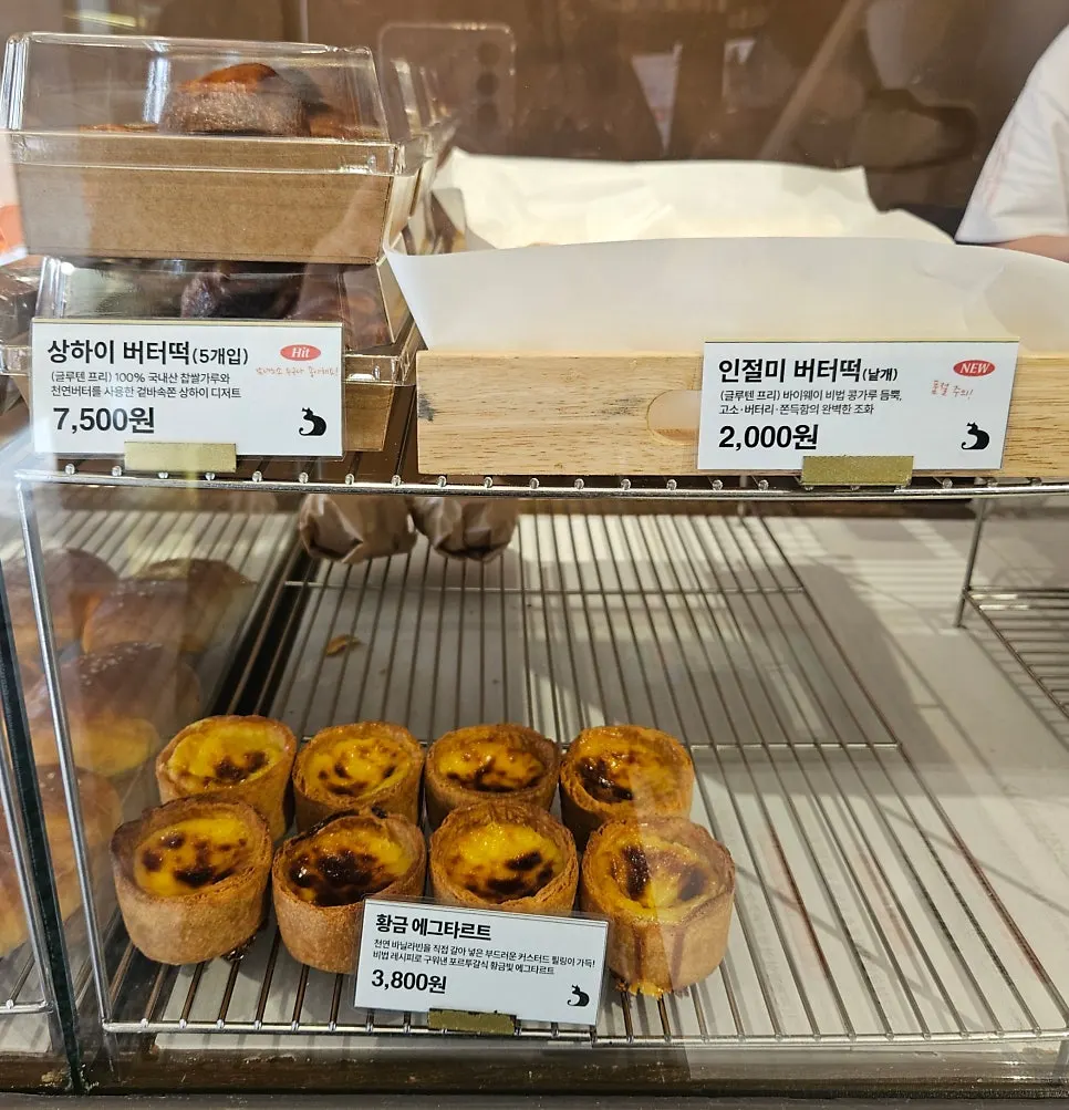 Overview of the bakery display shelves