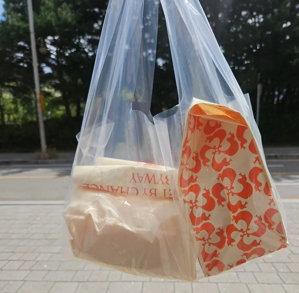 Takeout salt bread placed together with the coffee