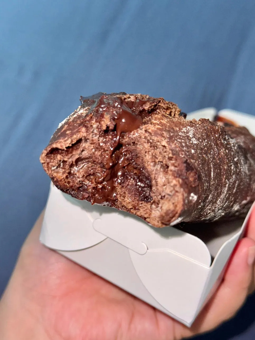 한손 가득 포장한 빵 맥락