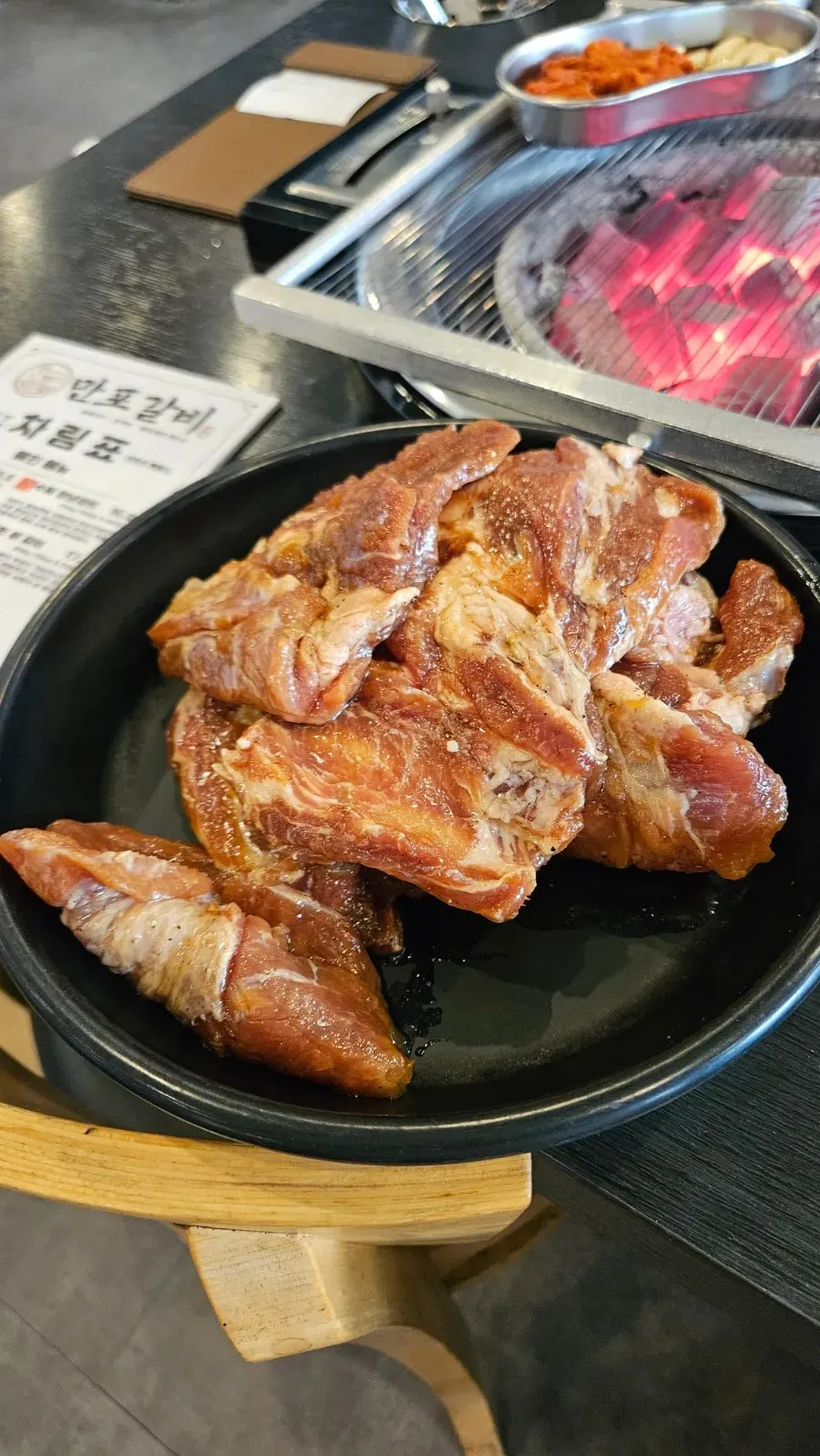 참숯 화로와 양념갈비 관련 사진