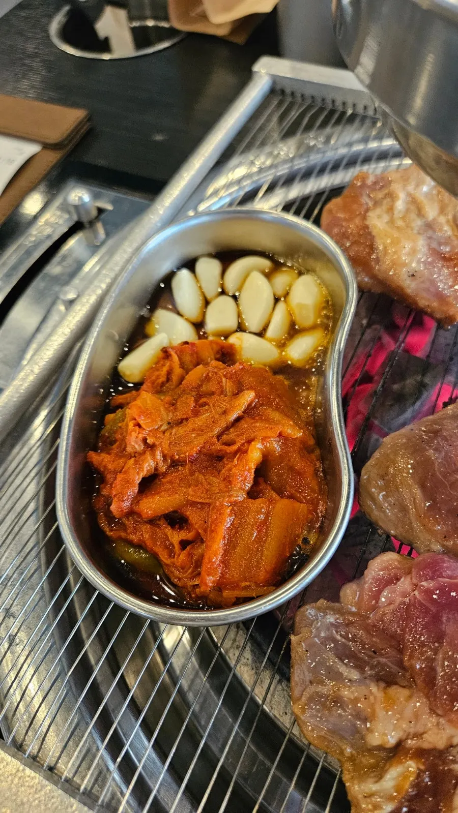 불판에 올린 두툼한 양념갈비 관련 사진
