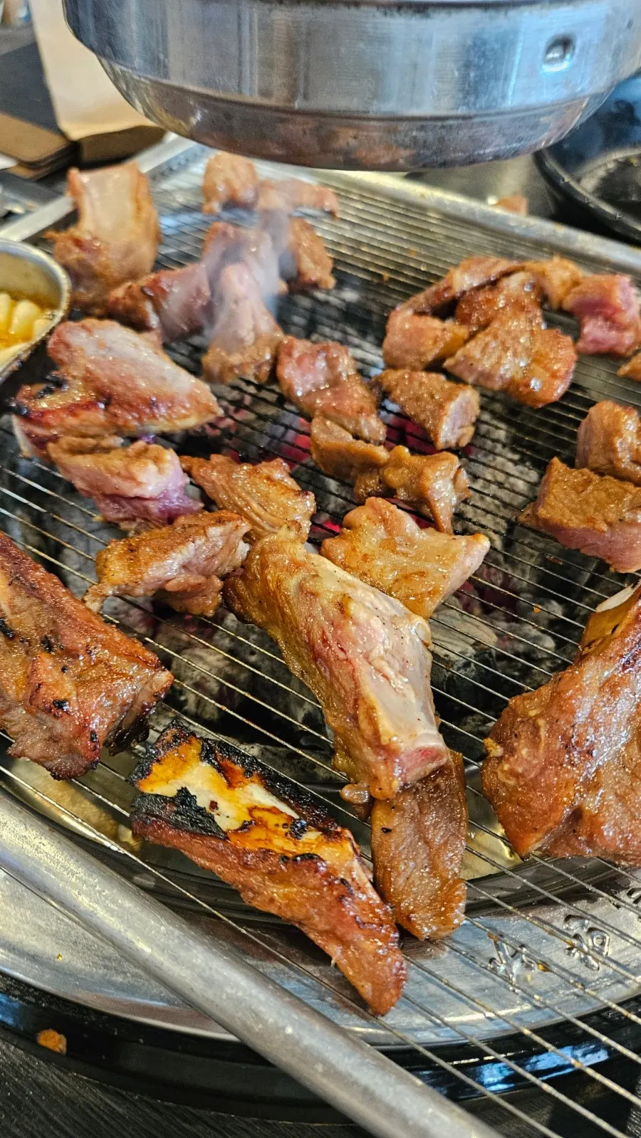 양념갈비를 뒤집어 굽는 과정 관련 사진