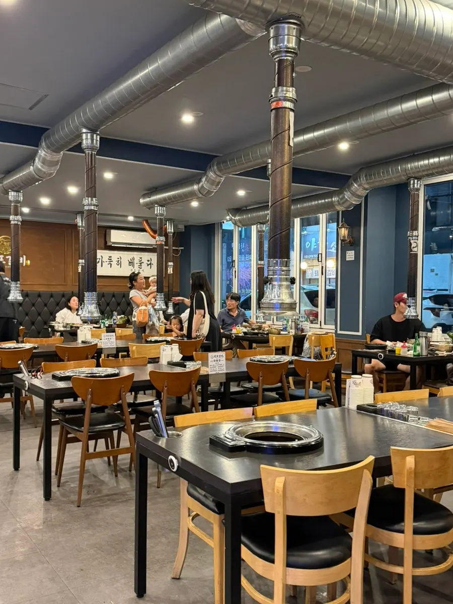 Spacious interior of Manpo Galbi