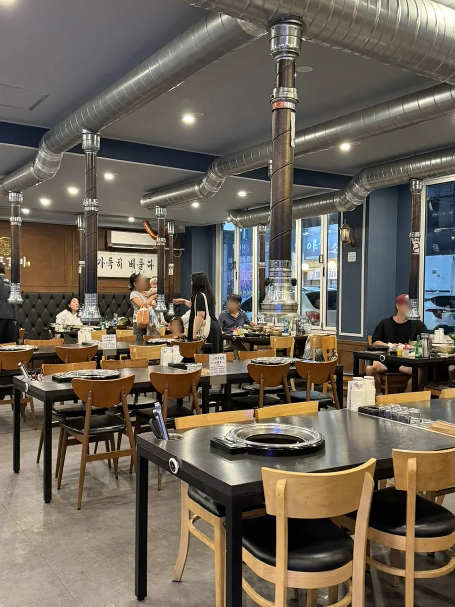 Spacious interior of Manpo Galbi