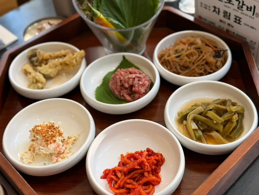 Varied basic side dishes served with galbi