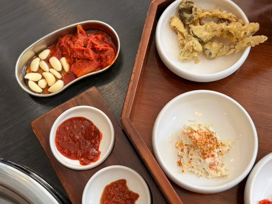 Yukhoe and side dishes to accompany galbi