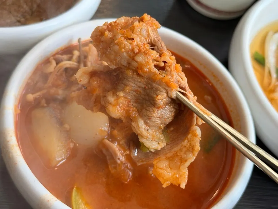 Doenjang-jjigae with brisket and other ingredients