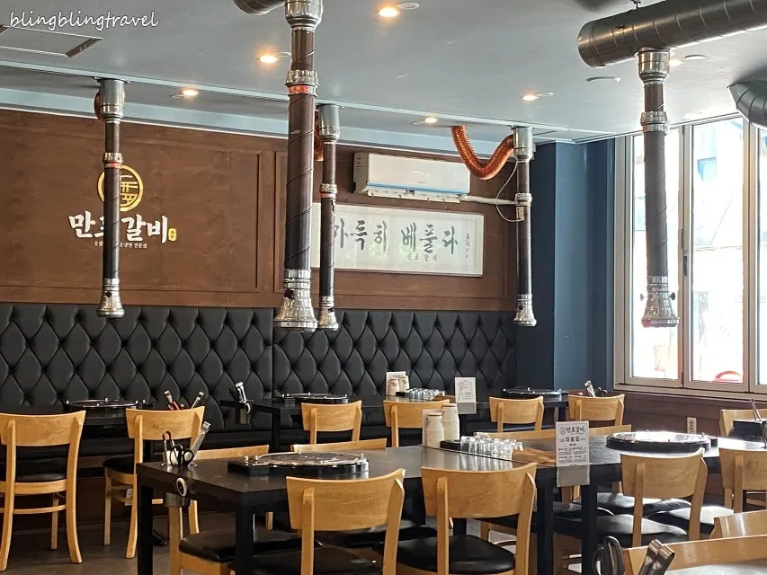 桌距寬敞的烤肉店空間