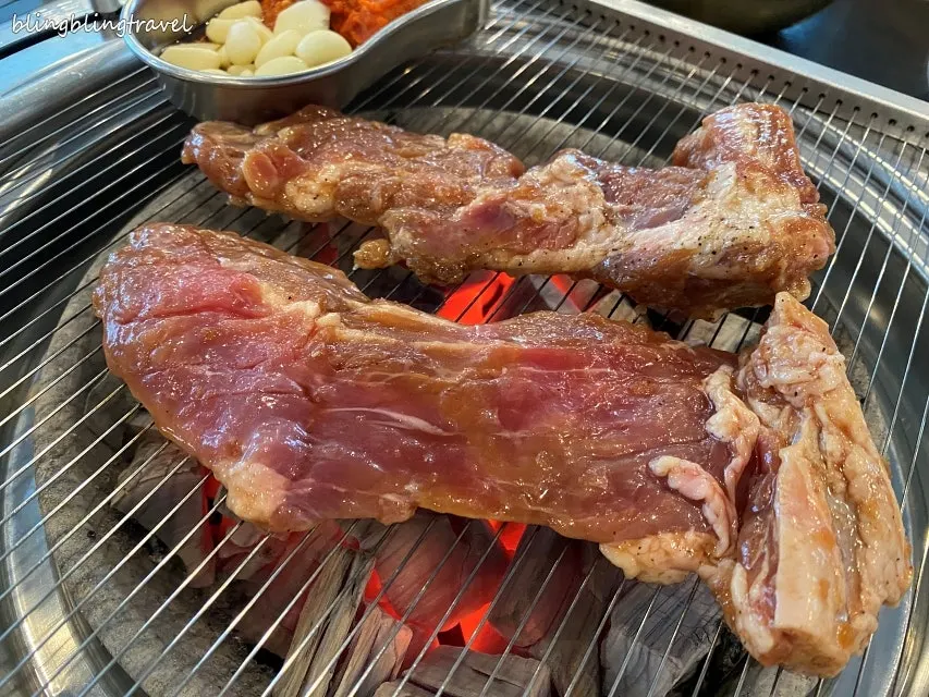 確認點餐內容的一盤排骨