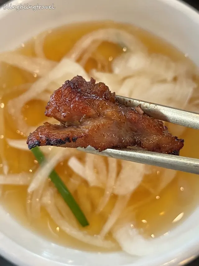 逐漸烤出焦香色的炭火調味排骨