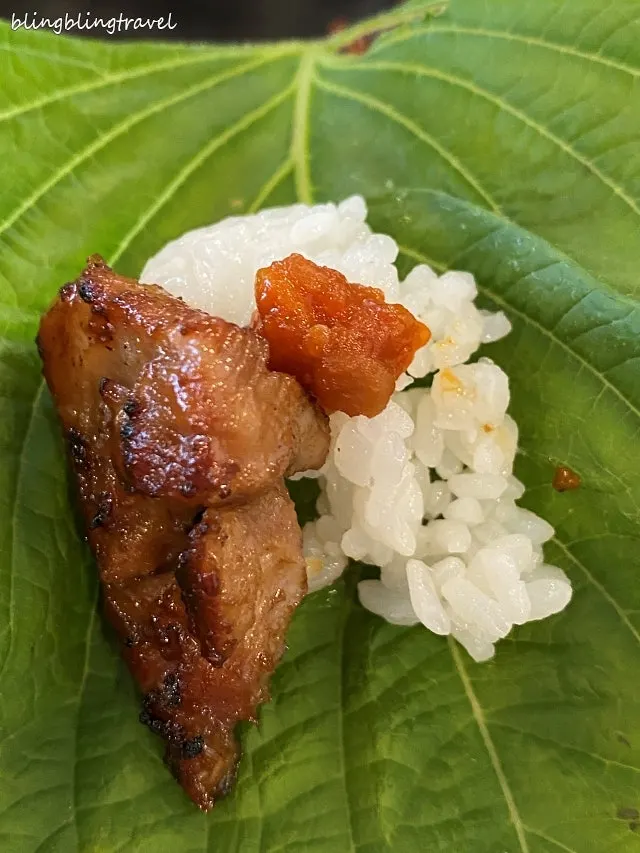 搭配白飯與芝麻葉的調味排骨