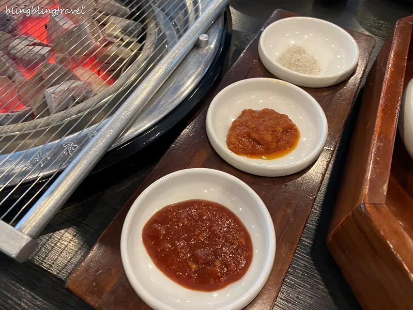 點排骨附上的基本小菜桌面