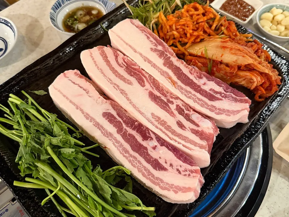 Table setting with pork belly at Cheonpo Hoegwan Uijeongbu Main Branch
