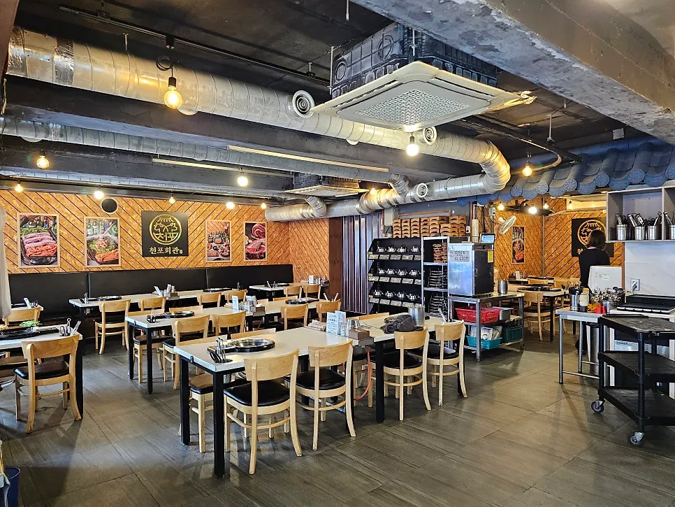 Image of the interior atmosphere of Cheonpo Hoegwan