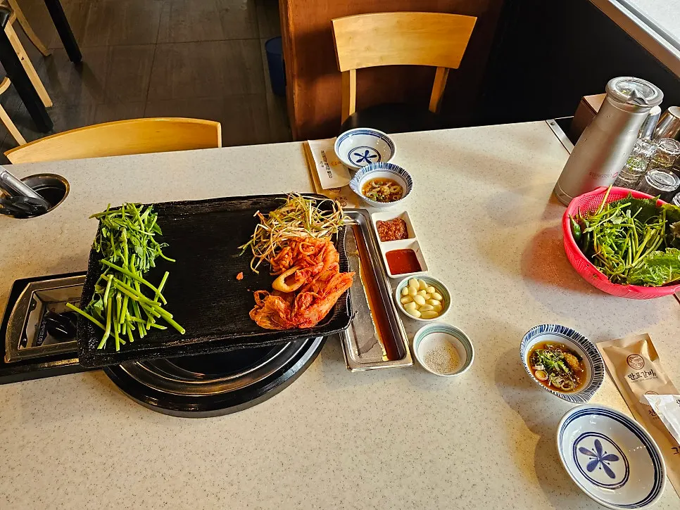 Image of basic side dishes with minari and kimchi